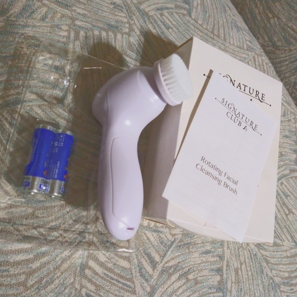 NEW- SIGNATURE CLUB A (FACIAL BRUSH) "WHITE"/WITH BATTERIES. (FACBRU-45092)